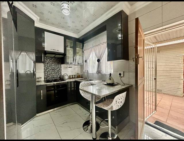 3 BEDROOM HOUSE FOR SALE IN VANDERBIJLPARK CE 2